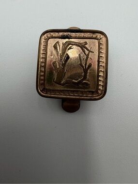 Victorian gold-filled collar button featuring a detailed engraved scene